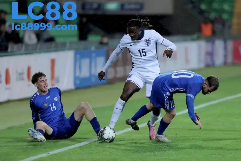 Anh U19 được đánh giá cao hơn trong trận đấu này